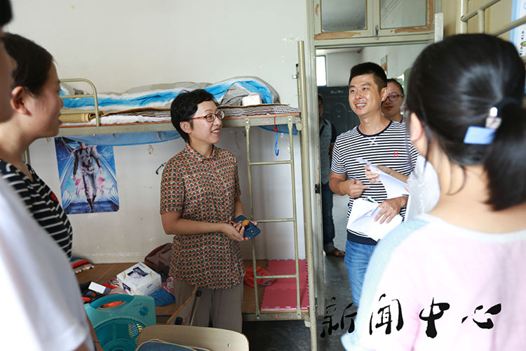 【驻足，再出发】系列四 Bevictor伟德官网领导走访新生寝室