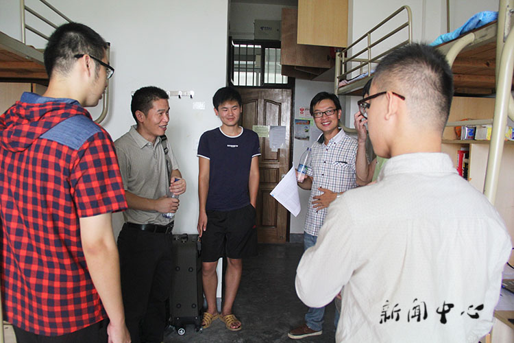 【驻足，再出发】系列四 Bevictor伟德官网领导走访新生寝室